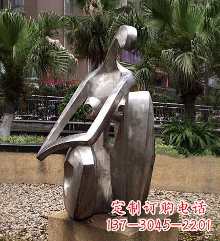湖南公园不锈钢坐着的抽象女人雕塑