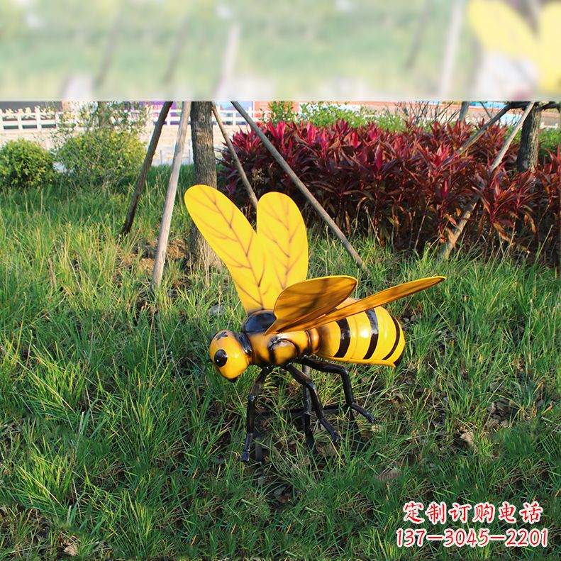 湖南公园草坪动物插件,仿真大马蜂玻璃钢雕塑