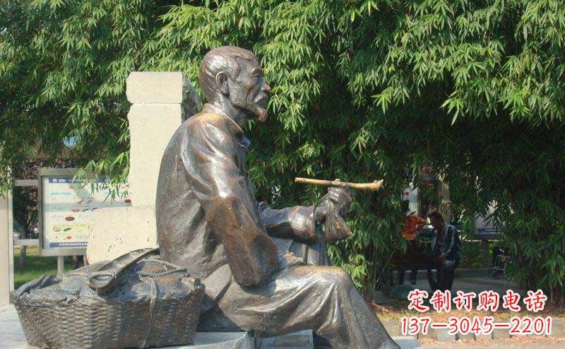湖南老人小品铜雕抽袋烟的智慧与景仰