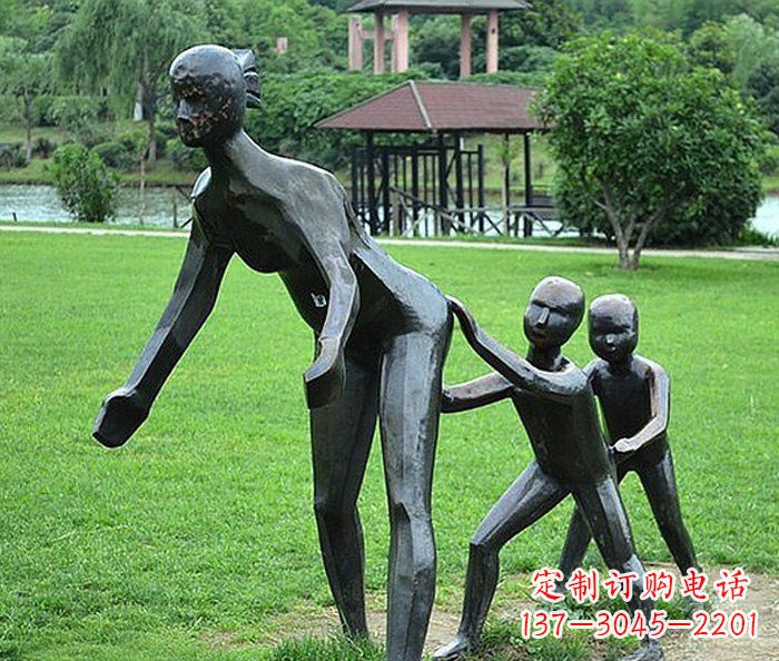 湖南公园抽象老鹰捉小鸡人物铜雕