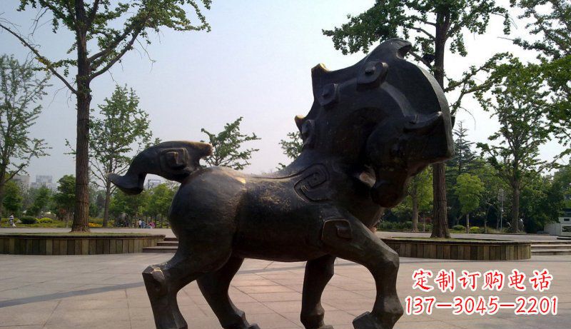 湖南公园低头的抽象小马动物铜雕