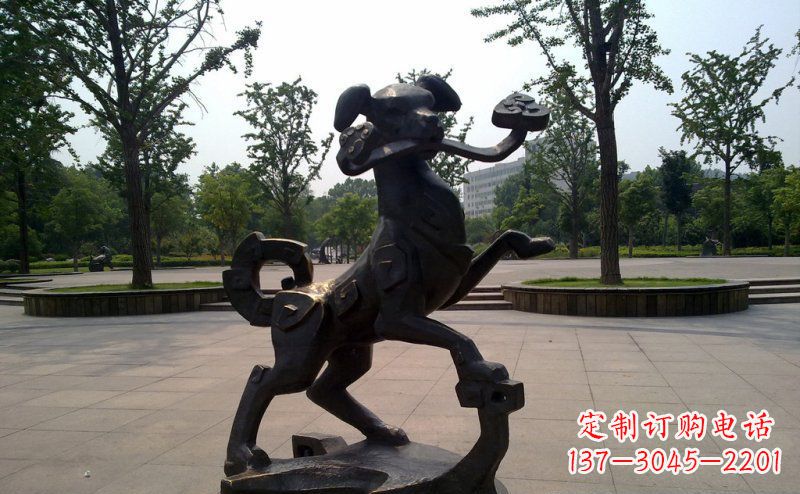 湖南公园叼着如意的狗动物铜雕