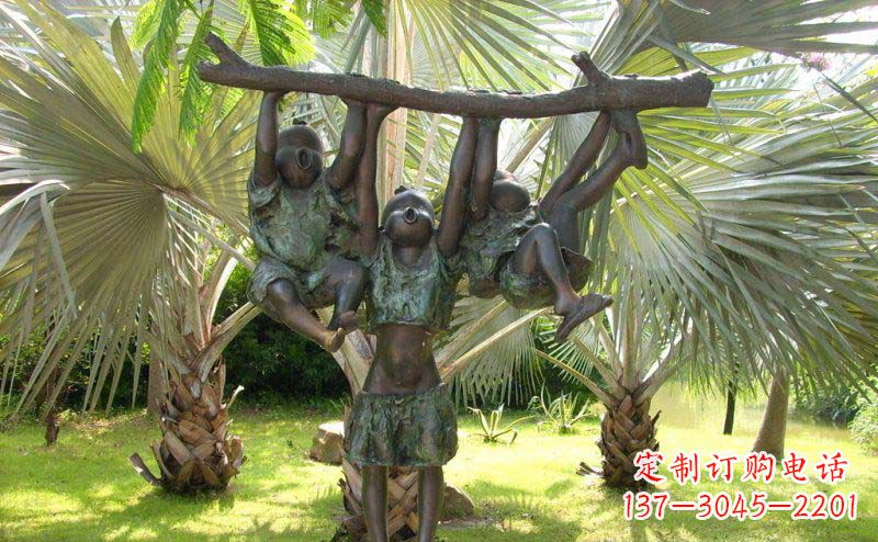 湖南公园扶着树枝玩耍的儿童小品铜雕