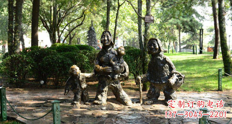 湖南公园赶路的抽象妇女和小孩小品铜雕