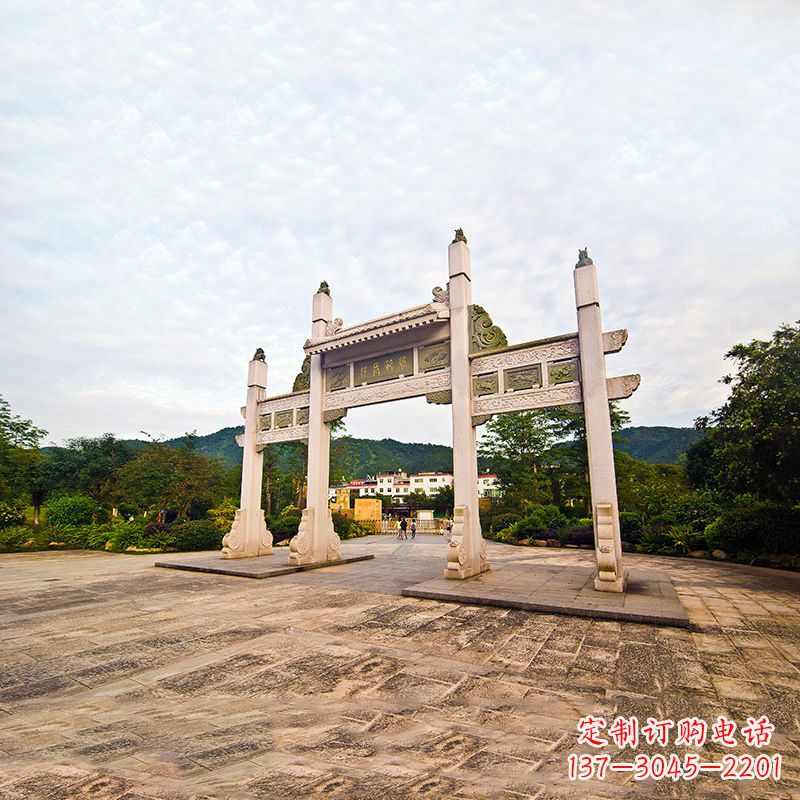 湖南公园广场冲天式石牌坊