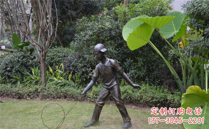 湖南铜雕“小男孩滚铁环”