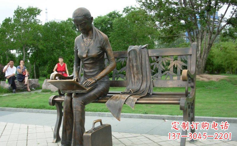 湖南把童真雕刻在铜雕中——女孩雕塑