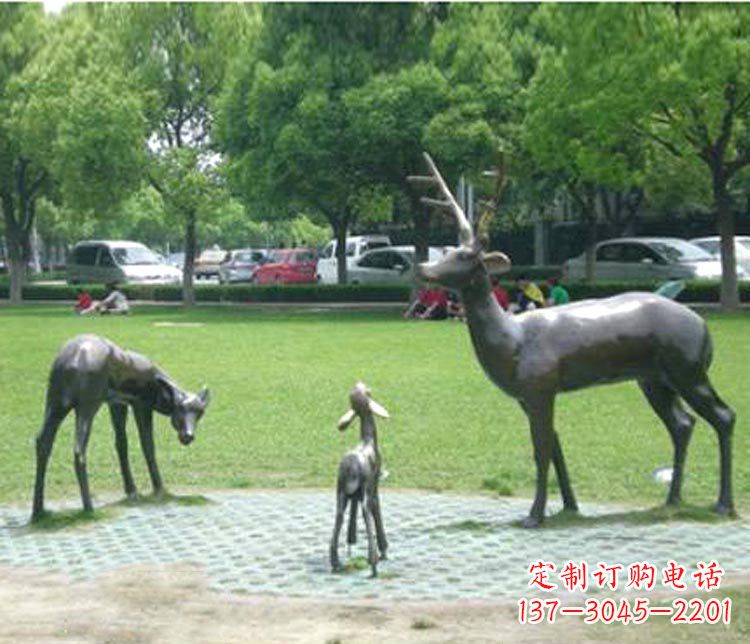 湖南梦幻般的雕塑——梅花鹿一家三口铜雕
