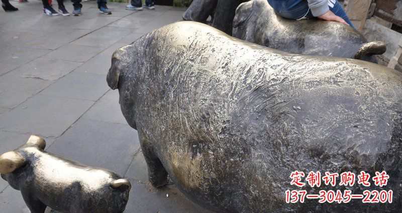 湖南公园精美母子猪铜雕