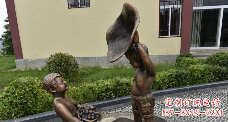 湖南精美铜雕帽子装核桃的小男孩