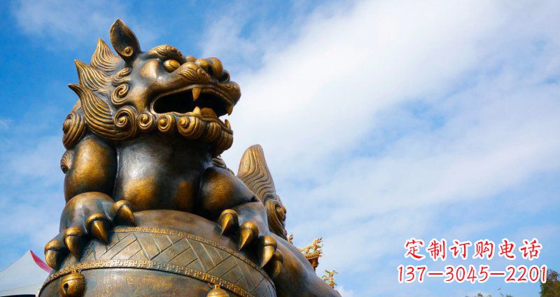 湖南公园趴在球上的狮子景观铜雕