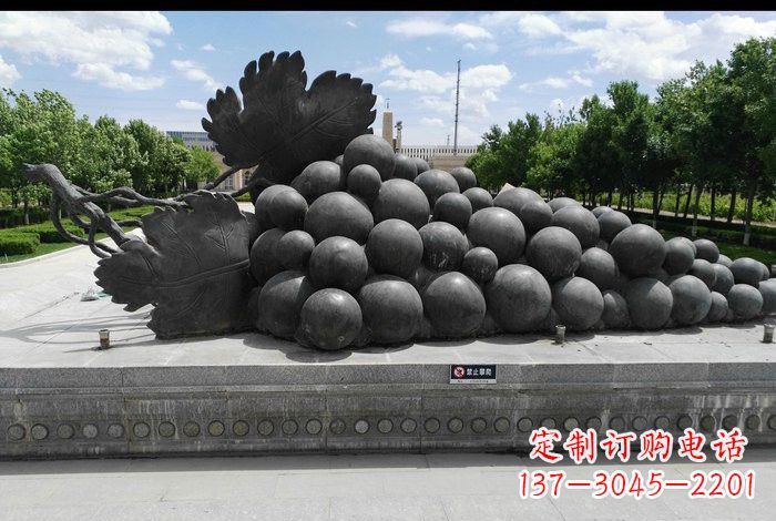 湖南公园葡萄铜雕