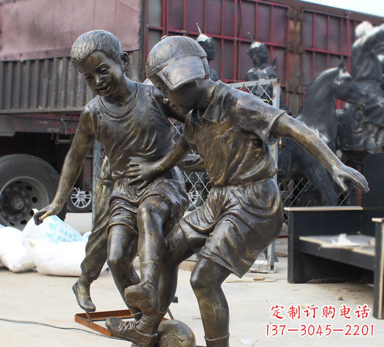 湖南公园踢足球的儿童铜雕