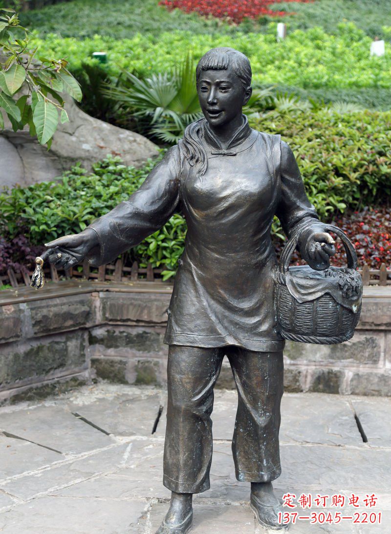 湖南公园提篮子的女人景观铜雕