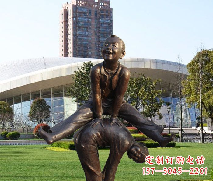 湖南童趣十足的山羊铜雕