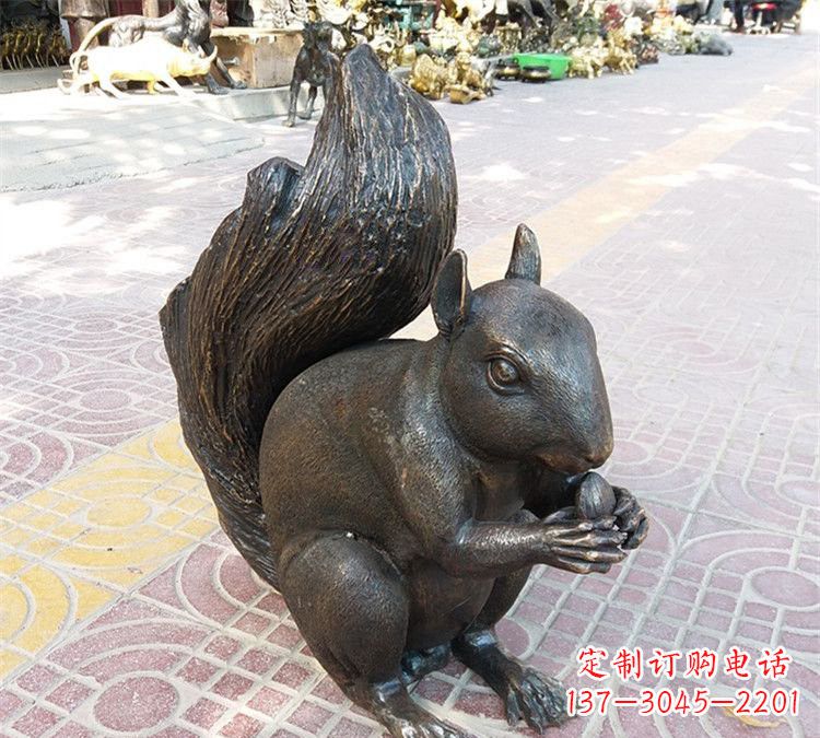 湖南令人惊叹的松鼠铜雕塑