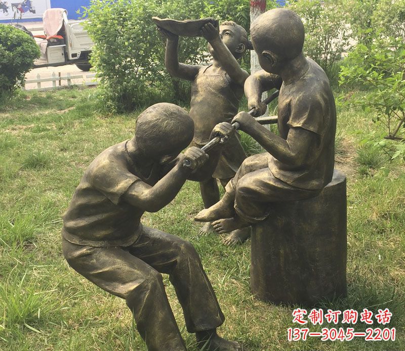湖南公园玩水的儿童铜雕