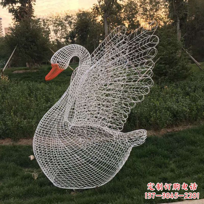 湖南公园园林草坪动物雕塑之网格天鹅铁艺雕塑