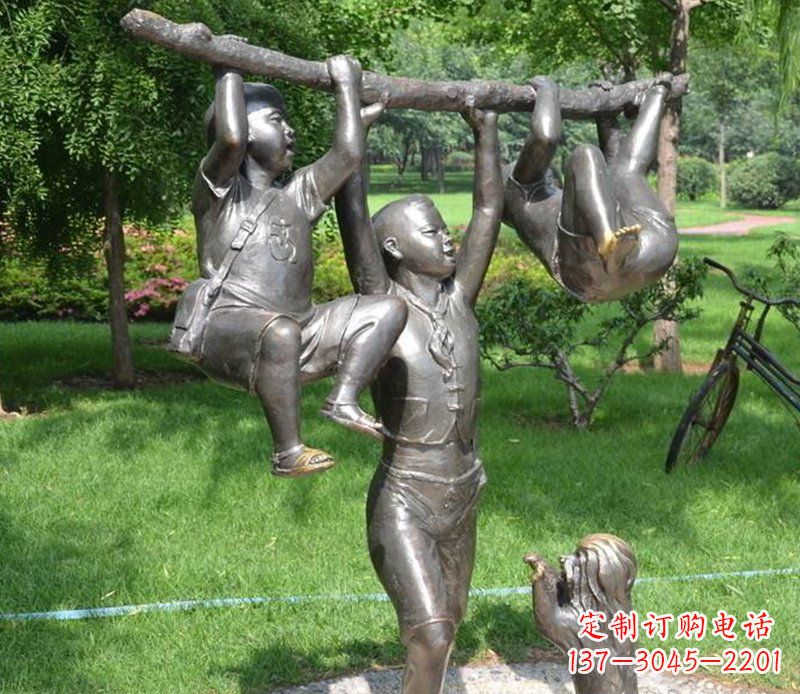 湖南捉着树枝玩耍的小孩铜雕