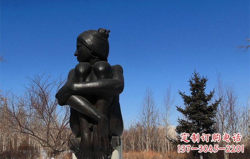 湖南广场抱膝盖的女孩人物铜雕