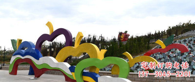 湖南广场艺术:不锈钢抽象彩色苹果雕塑
