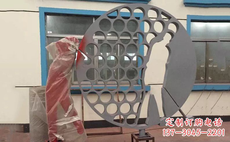 湖南广场不锈钢打高尔夫球雕塑 (2)