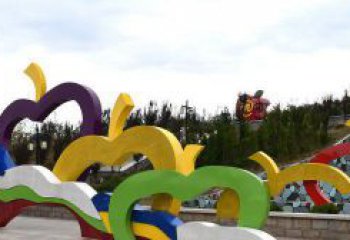 湖南广场艺术：不锈钢抽象彩色苹果雕塑