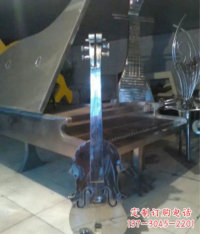 湖南中领雕塑:优雅音乐之旅,为您带来不锈钢吉他景观雕塑!