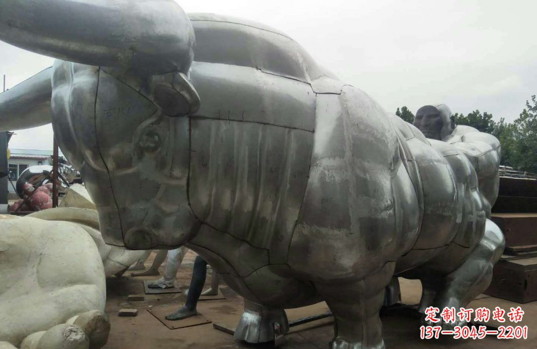 湖南中领雕塑:复古拓荒牛不锈钢雕塑