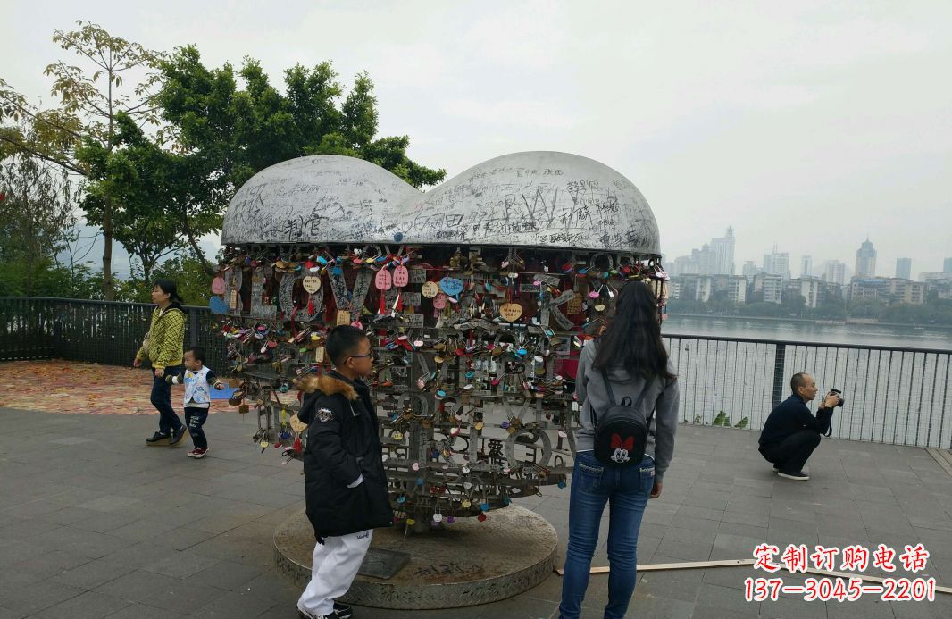 湖南不锈钢英文字母镂空景观雕塑