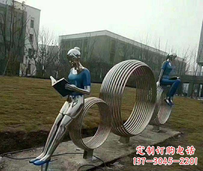 湖南广场不锈钢圆环看书女孩雕塑