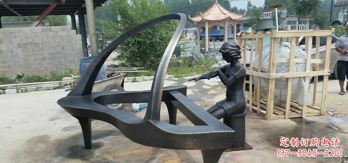 湖南广场抽象弹钢琴景观铜雕