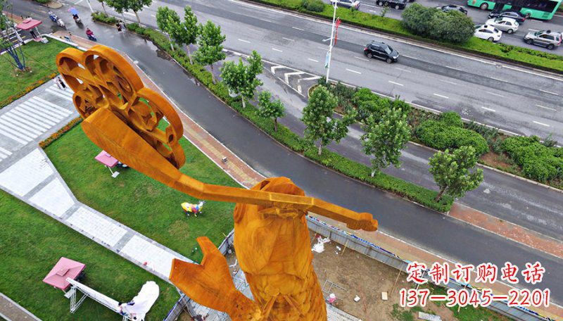 湖南广场叼着钥匙的鱼景观铜雕