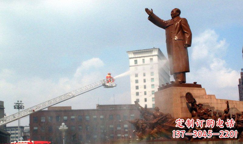 湖南广场挥手的毛主席景观铜雕