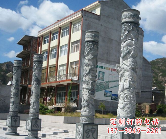 湖南以龙柱为原型的十二生肖石雕