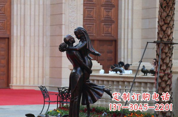 湖南广场浪漫情侣人物铜雕