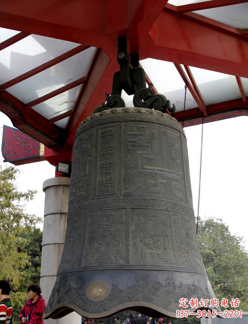 湖南广场千年吉祥铜钟雕塑