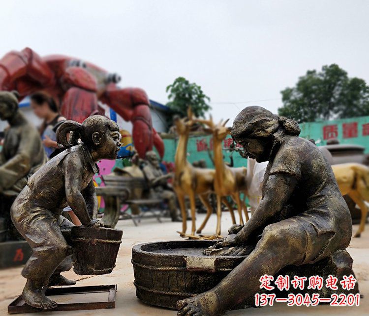 湖南注重传统的母爱——广场铜雕母亲洗衣服小品雕塑