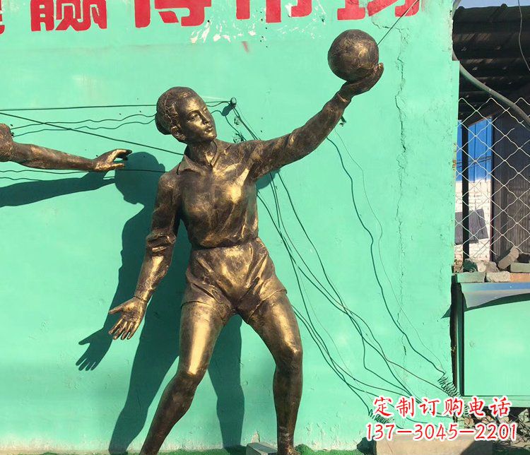 湖南中领雕塑:学生运动的赞美——精美铜雕学生人物排球雕塑