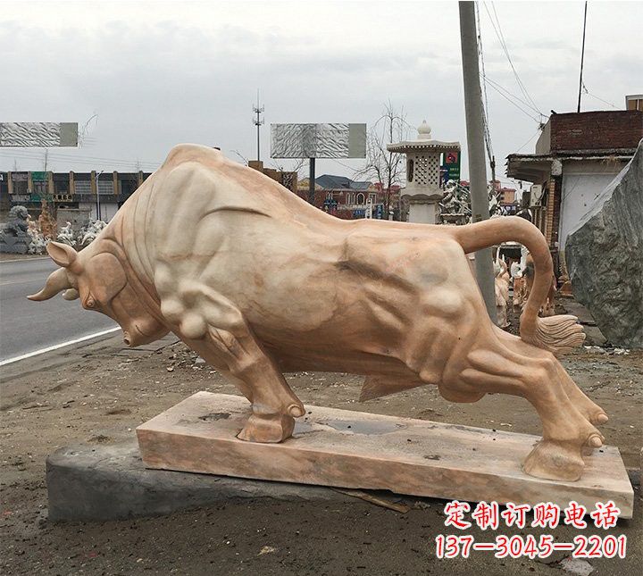 湖南象征力量的广场晚霞红牛雕塑