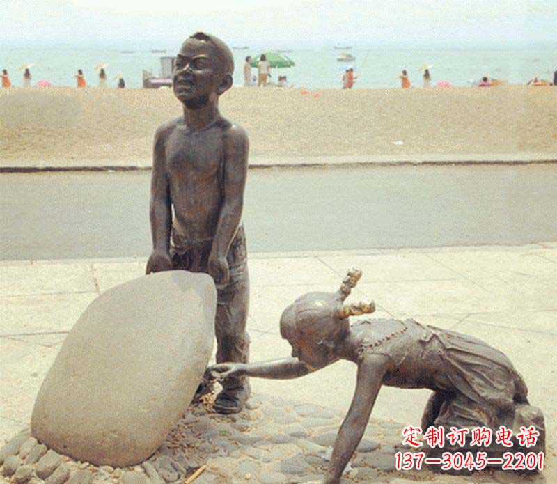湖南海边抬石头的小孩铜雕