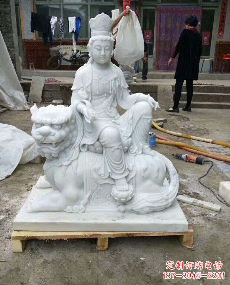 湖南汉白玉乘狮子的文殊菩萨