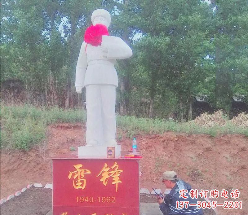 湖南珍贵的白玉雷锋雕塑