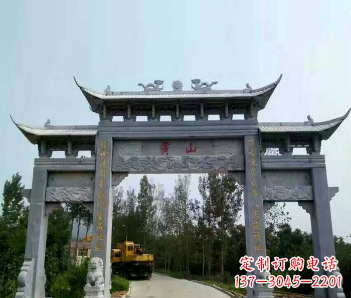 湖南景区三门石雕牌楼,是一种典型的古典建筑风…