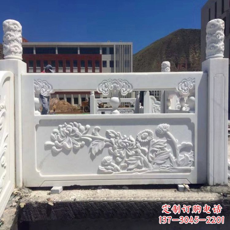 湖南中领雕塑旗下的菊花石栏板雕塑,以其独特的…