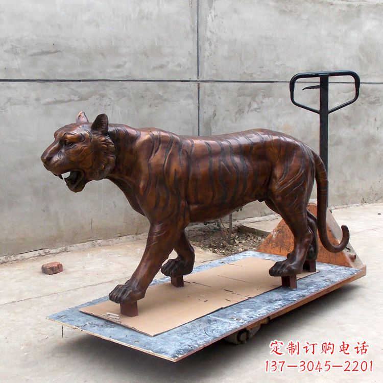 湖南活力四射的老虎铜雕塑
