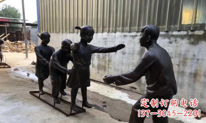 湖南华中领雕塑出品——老鹰捉小鸡铜雕