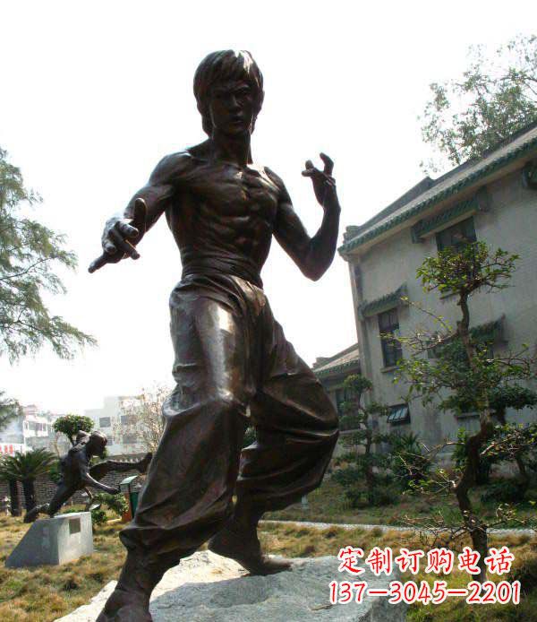 湖南忠实再现李小龙公园名人铜雕