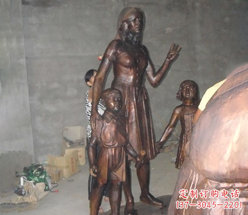 湖南母亲与孩子合影公园人物铜雕