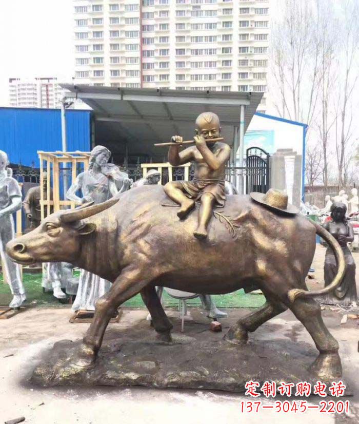 湖南专为儿童量身定制的牧童骑在牛背吹笛铜雕